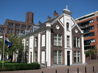 819504 Gezicht op de oostelijke vleugel van de Sterrenhof te Utrecht, vanaf het Vrouwe Justitiaplein; op de achtergrond ...